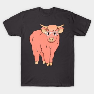 Cute highland cow is ready for Valentines party T-Shirt